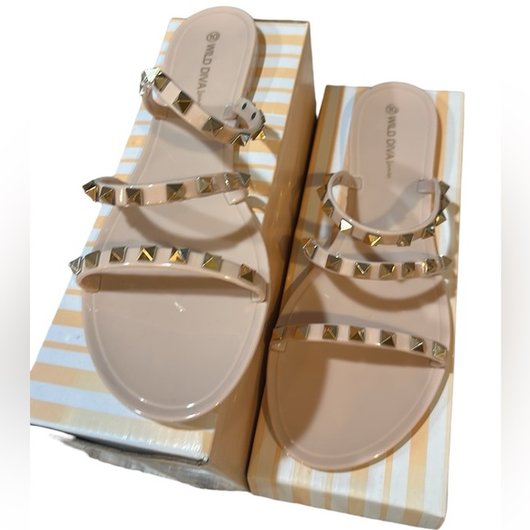 Wild Diva Lounge NWOT Nude color spiked embellishment Sandals Size 10 - Picture 1 of 8